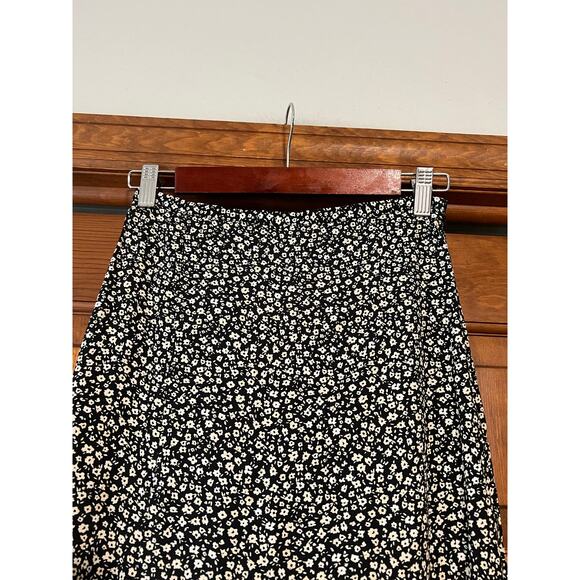 NWT H&M Women's Ditsy Floral Print Crepe Midi Skirt High Slit Black/White Size 2 - Picture 4 of 11